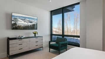 Tabla de planchar con plancha, wifi y ropa de cama