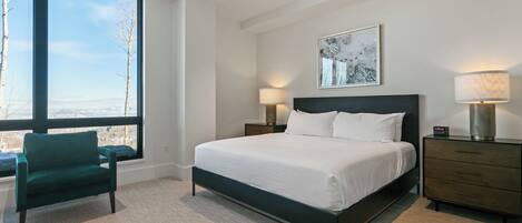 Tabla de planchar con plancha, wifi y ropa de cama