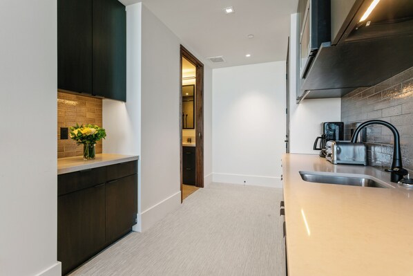 Refrigerador, microondas, cafetera y tetera y tostadora