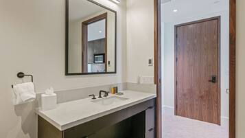 Douche, sĂšche-cheveux, serviettes fournies