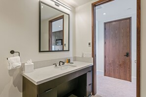 Douche, sèche-cheveux, serviettes fournies