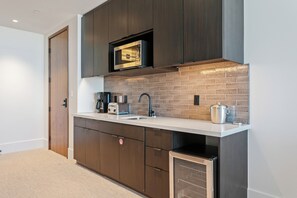 Refrigerador, microondas, cafetera y tetera y tostadora