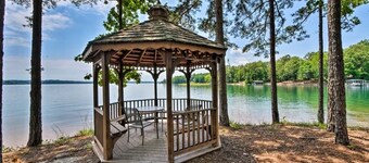 Lake front Keowee Condo w/ Balcony & Resort Amenities! (20 min to Clemson) by RedAwning