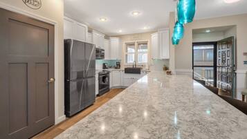 Lave-vaisselle, cafetiĂšre/bouilloire, grille-pain