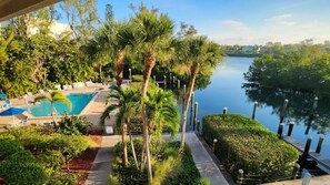 حمّام سباحة مُدفَّأ