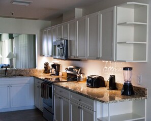 ثلاجة، ميكروويف، فرن، موقد طهي مسطح