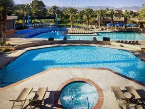 Alberca al aire libre y alberca climatizada