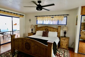 3 habitaciones, escritorio y tabla de planchar con plancha