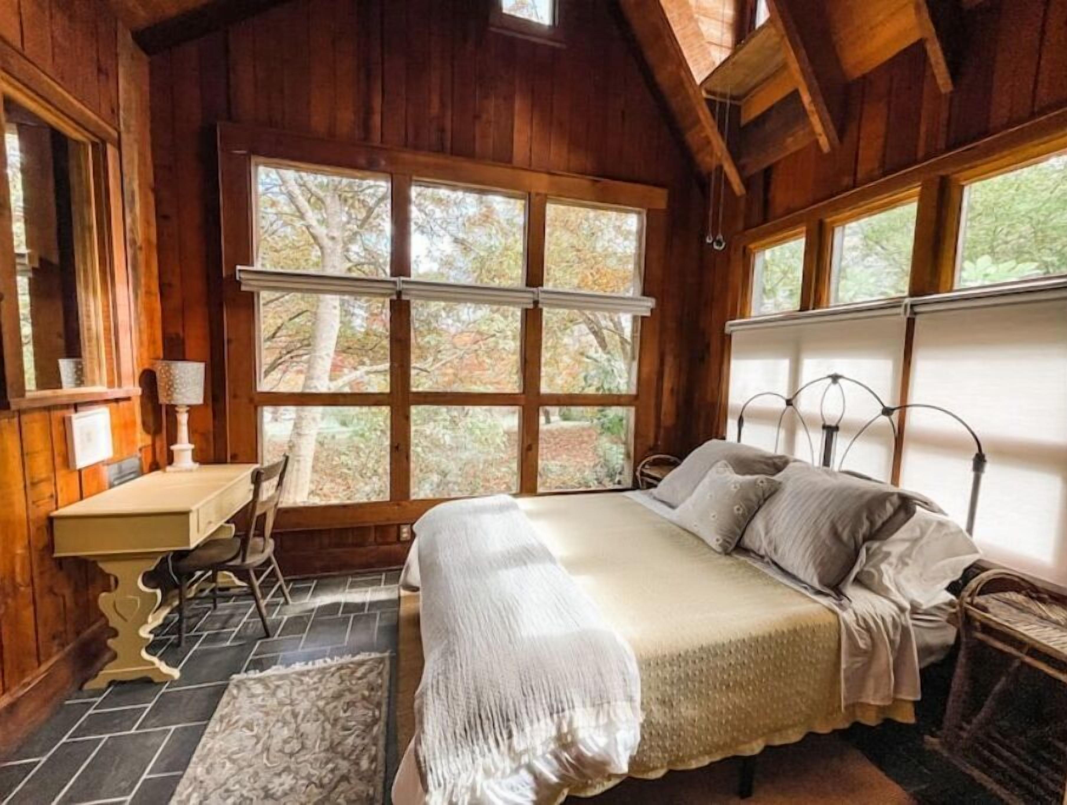 2 bedrooms, desk, travel crib, free WiFi