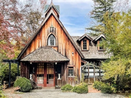 Exterior. Ivy Rose Cottage nestled b/t Cville & Vineyards