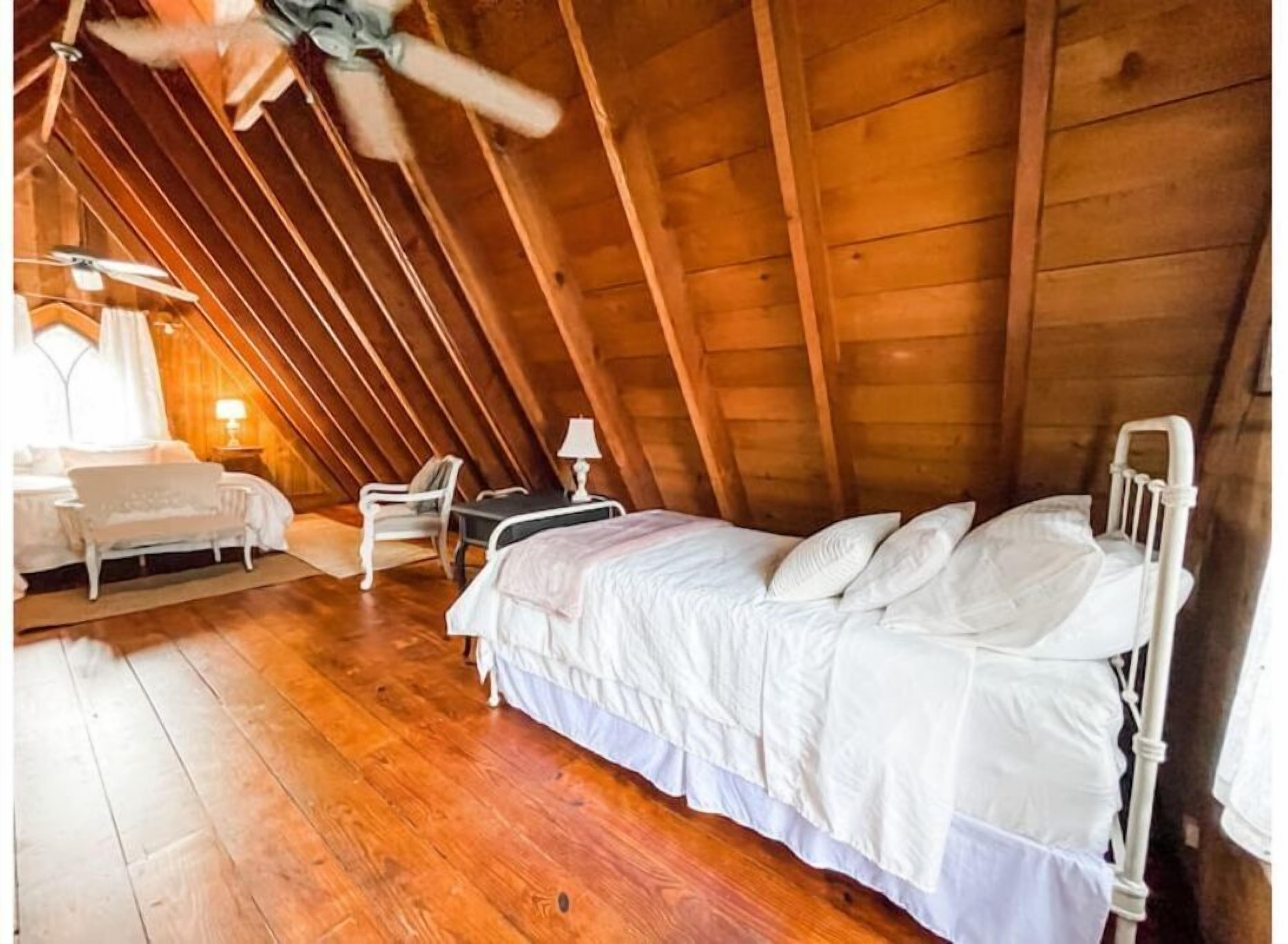 2 bedrooms, desk, travel crib, free WiFi