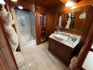 Dusche, umweltfreundliche Kosmetikartikel, Haartrockner, Handtücher