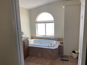 Towels, soap, shampoo - Lakeside Cabin B in the Eastern Sierras (Olancha)