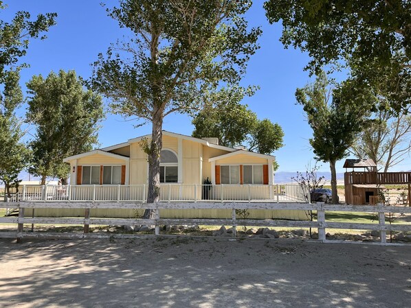 Exterior - Lakeside Cabin B in the Eastern Sierras (Olancha)
