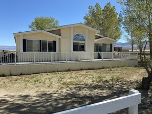 Property grounds - Lakeside Cabin B in the Eastern Sierras (Olancha)