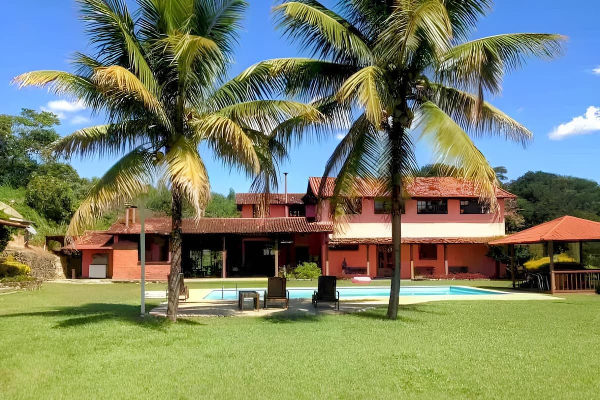 Un bâtiment à deux étages avec une piscine devant.