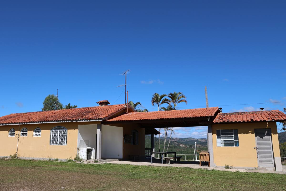 Standaard huis | Woonruimte | Een 50-inch flatscreentelevisie met kabelzenders en televisie