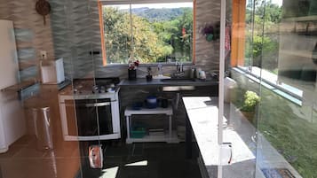 Geladeira, fogão, liquidificador, talheres/pratos/utensílios de cozinha