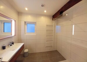 Appartement Confort | Salle de bain | Séchoir à cheveux, serviettes fournies, savon, papier de toilette