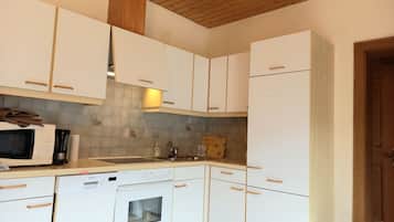 Apartamento, 1 cama de matrimonio, vistas a la montaña | Cocina privada | Microondas, artículos de limpieza y mesa de comedor