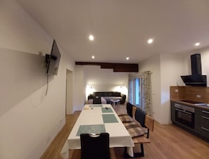 Comfort Apartment | Living area | 48-cm TV with satellite channels, foosball, streaming services - Aliegusta (Gitschtal)