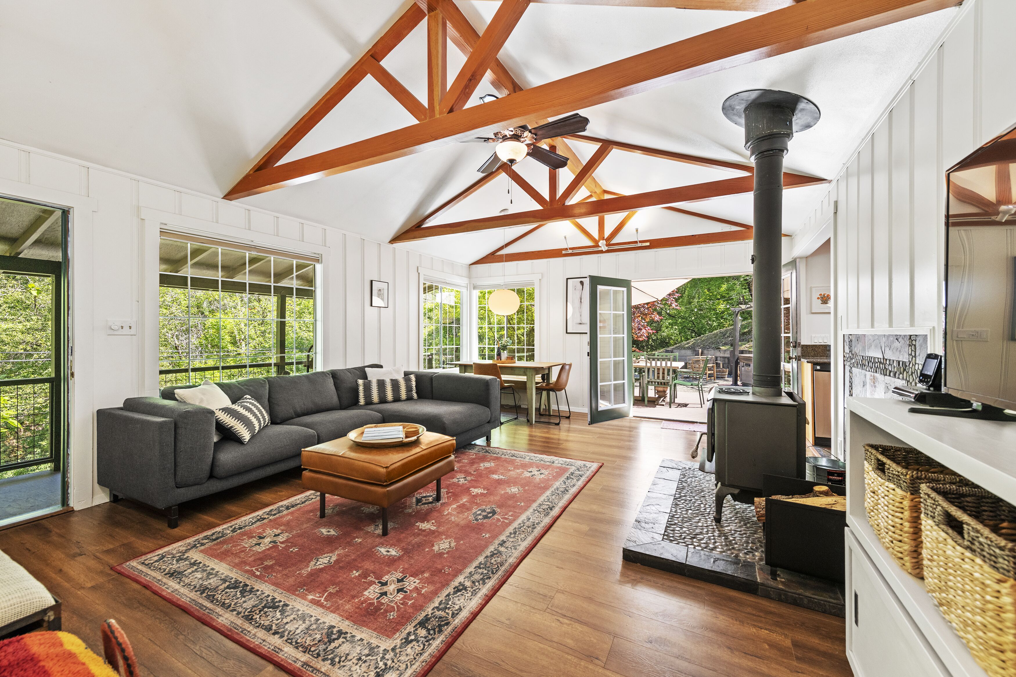 Smart TV, fireplace, stereo, offices