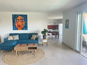 TV, books - Beautiful, very spacious ground floor villa (Porto-Vecchio)