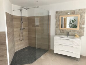 Douche, sèche-cheveux, serviettes fournies, savon