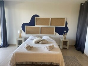 3 عدّة غرف نوم ومكواة/لوح كي وسرير سفر وواي فاي