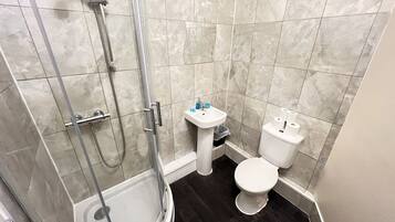 Ducha, artículos de tocador gratuitos, toallas, jabón