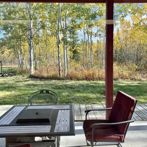 Outdoor dining - Garden Suite (Whitehorse)