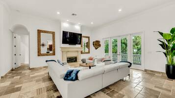 Een smart-tv en een open haard