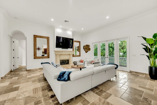 Smart TV, fireplace - Luxurious Paradise with Tiki Bar and Heated Pool, Just Remodeled! (Siesta Key)