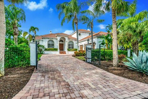 Luxurious Paradise with Tiki Bar and Heated Pool, Just Remodeled!