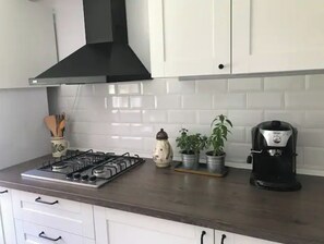 Refrigerador, lavavajillas, tostadora y utensilios de cocina