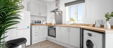 冷蔵庫、電子レンジ、オーブン、コンロ