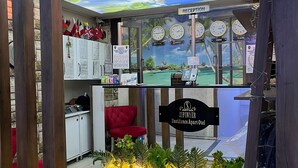 A reception area with a tropical mural, clocks displaying time in New York, London, Paris, and Tokyo, and a sign for the Spinyer Residence Apart Hotel. - ŞİRİNYER ELİT RESİDANCE APART HOTEL (Izmir)