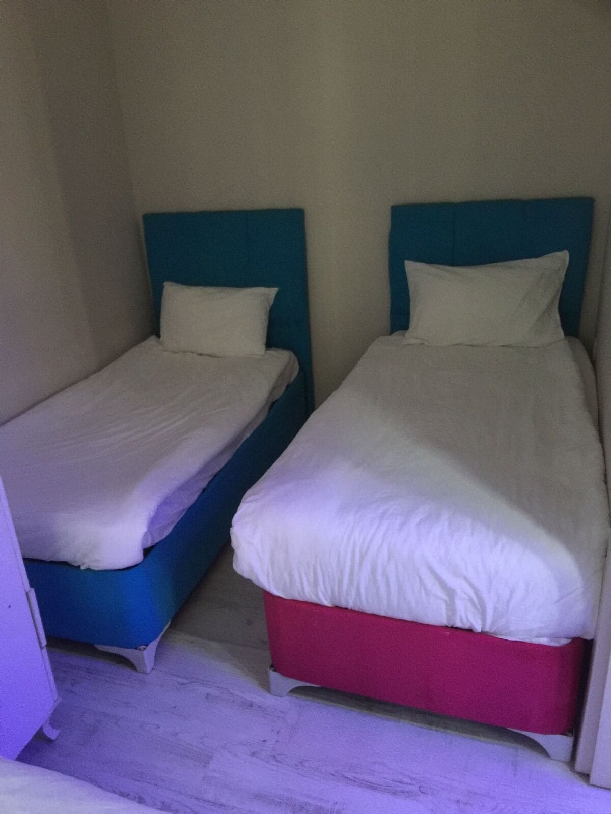 Hypo-allergenic bedding, minibar, desk, soundproofing