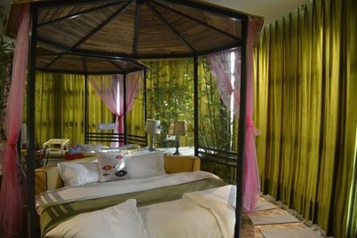 Xiaowang Kingdom Theme Hotel (Shiyan Railway Station North Square Beijing South Road Branch)