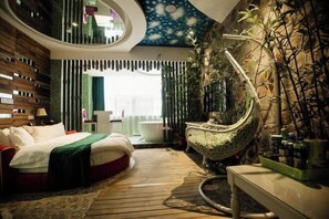 A modern bedroom with a curved ceiling, a bed, a unique chair, and a view of a balcony. - Xiaowang Kingdom Theme Hotel (Shiyan Railway Station North Square Beijing South Road Branch) (Shiyan)