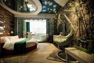 Un dormitorio moderno con techo curvo, una cama, una silla original y vistas a un balcón.