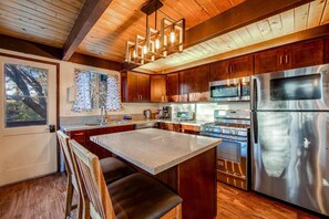 Fridge, microwave, oven, stovetop - Centrally located & Family Friendly Wonder Lodge 3bd/3bth sleeps 10 (Big Bear Lake)
