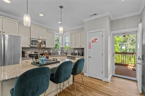 ثلاجة، ميكروويف، فرن، موقد طهي مسطح