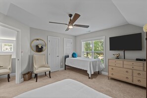 3 soverom, skrivebord, strykejern/-brett og reiseseng for barn