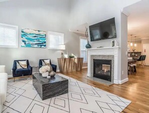 تلفزيون ذكي، مدفأة، شاشة كمبيوتر