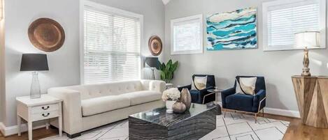 TĂ©lĂ©viseur connectĂ©, foyer, Ă©cran dâordinateur