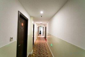 Unclassified image, 4 of 38, button - 99 Inn Chain (Changshu Fangtayan Baibaiban) (Changshu)