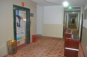 Unclassified image, 4 of 38, button - 99 Inn Chain (Changshu Fangtayan Baibaiban) (Changshu)