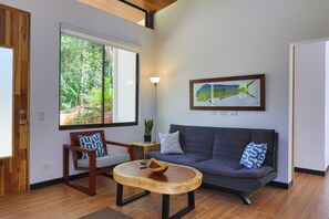 Villa Confort | Zona de estar | Smart TV de 52 pulgadas con canales digitales, una televisión