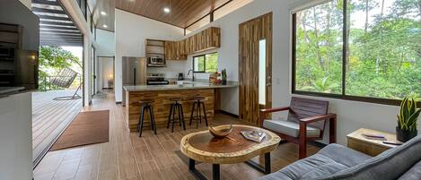 Villa Confort | Área de sala de estar | Smart TV de 52 pulgadas con canales digitales y televisión